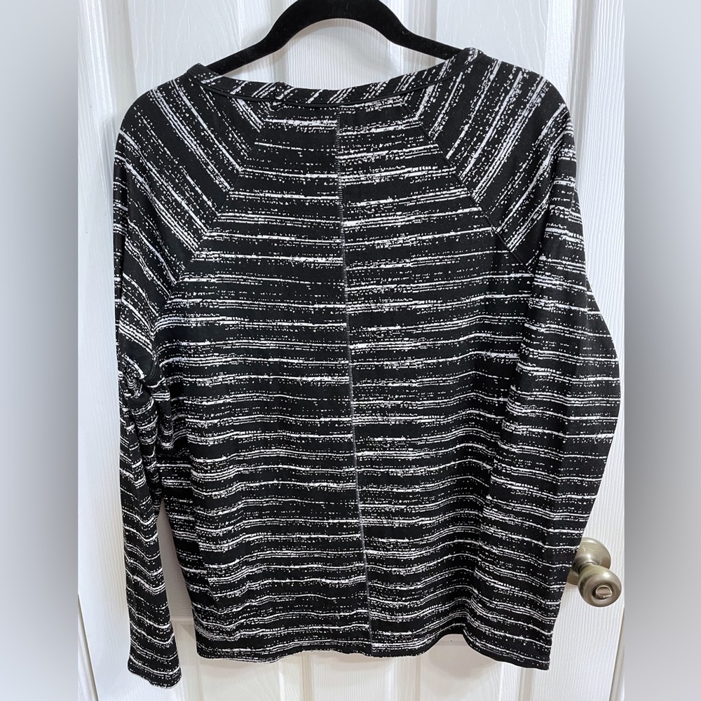 Worn Once! Tart Woman’s sweatshirt/sweater. Size medium - Picture 2 of 3